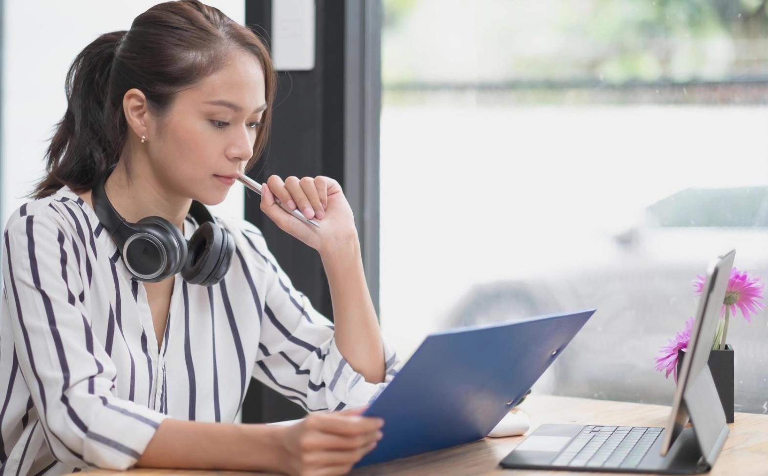 Personne sereine consultant ses finances dans un environnement calme