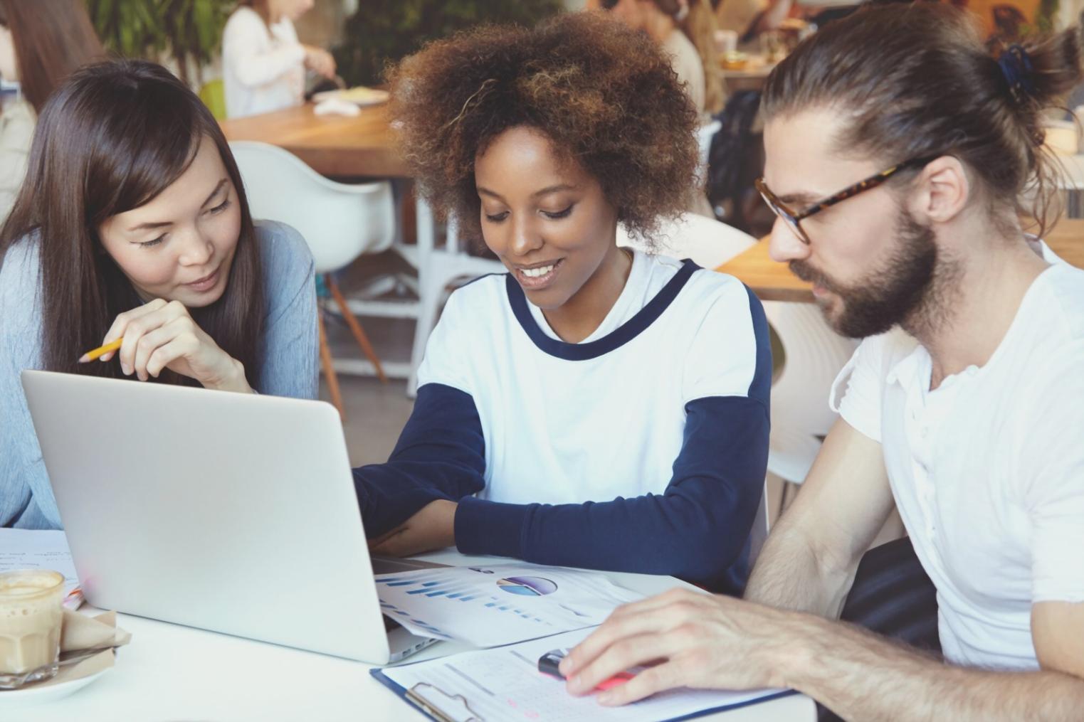 Graphiques et données illustrant l'impact du stress financier