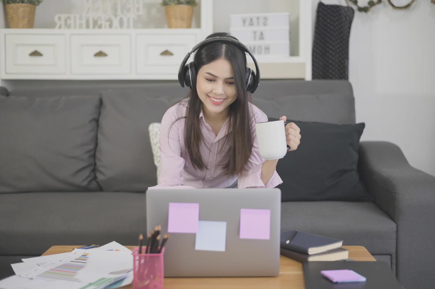 Espace de travail organisé avec documents financiers et calculatrice